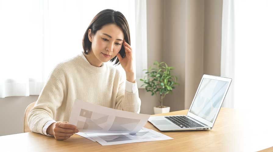 訪問介護事業所の管理者が採用について悩みながら資料を確認している様子